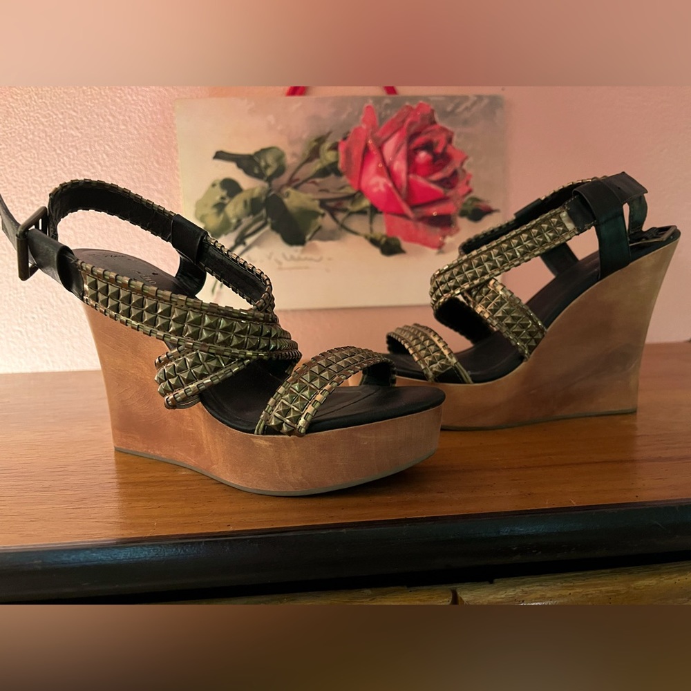 Can you say FIERCE?!🐅 Insanely sexy Zigi Soho platforms w/brass straps, size 10